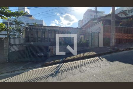 Casa à venda com 244m², 4 quartos e 2 vagasFachada