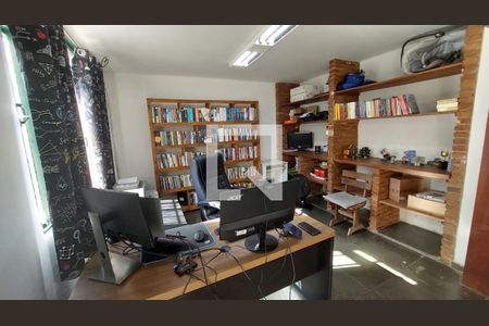 Casa à venda com 244m², 4 quartos e 2 vagasEscritório