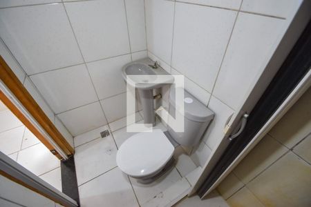 Banheiro de casa de condomínio para alugar com 1 quarto, 70m² em Encantado, Rio de Janeiro