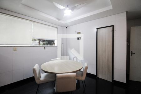 Casa de condomínio para alugar com 606m², 4 quartos e 2 vagasCozinha 