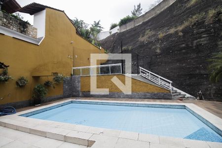 Casa de condomínio para alugar com 606m², 4 quartos e 2 vagasQuintal