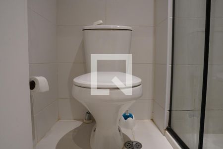 Banheiro de kitnet/studio para alugar com 1 quarto, 25m² em Vila Madalena, São Paulo