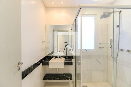 Casa à venda com 608m², 6 quartos e 6 vagasBanheiro da Suíte 4