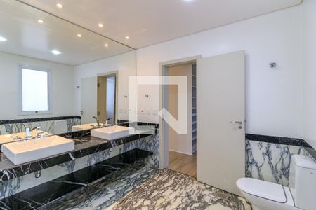 Casa à venda com 608m², 6 quartos e 6 vagasBanheiro da Suíte 1