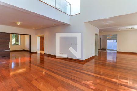 Casa à venda com 608m², 6 quartos e 6 vagasSala