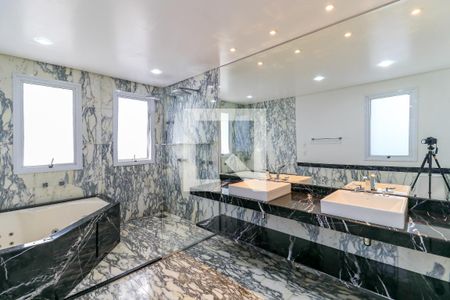 Casa à venda com 608m², 6 quartos e 6 vagasBanheiro da Suíte 1