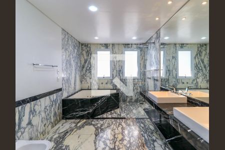 Casa à venda com 608m², 6 quartos e 6 vagasBanheiro da Suíte 1