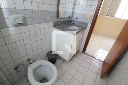 Banheiro do Quarto 1 de apartamento para alugar com 2 quartos, 62m² em Patrimônio, Uberlândia
