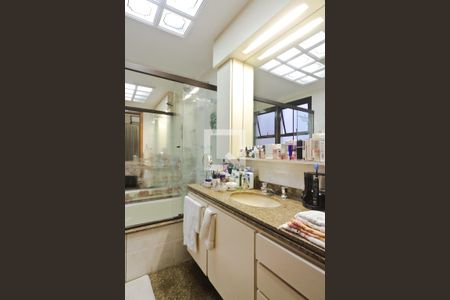 Apartamento à venda com 450m², 6 quartos e 6 vagas Apartamento à venda com 450m², 6 quartos e 6 vagasBanheiro da Suíte 3