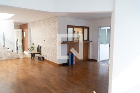 Sala de casa de condomínio para alugar com 3 quartos, 234m² em Jardim Panorama, São Paulo