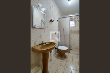 Banheiro de kitnet/studio para alugar com 1 quarto, 32m² em Vila Tupi, Praia Grande