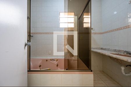Casa para alugar com 2000m², 3 quartos e 4 vagas Casa para alugar com 2000m², 3 quartos e 4 vagasBanheiro da Suíte 1