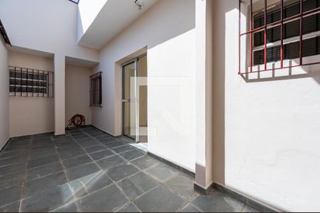 Casa para alugar com 2000m², 3 quartos e 4 vagas Casa para alugar com 2000m², 3 quartos e 4 vagasQuintal 2