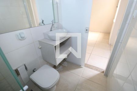 Banheiro de casa de condomínio à venda com 2 quartos, 68m² em Encantado, Rio de Janeiro