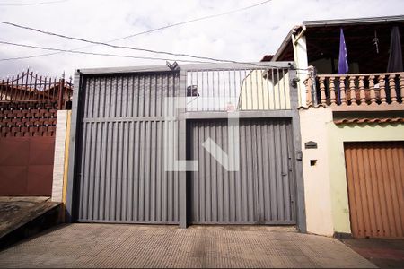 Casa à venda com 180m², 4 quartos e 2 vagas Casa à venda com 180m², 4 quartos e 2 vagasFachada