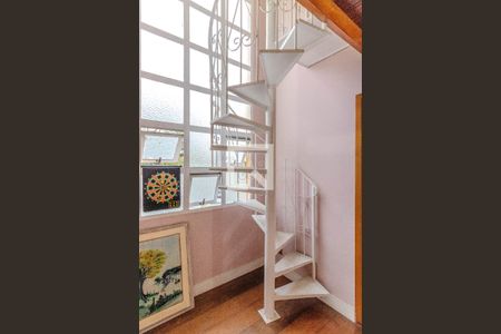 Casa à venda com 220m², 3 quartos e 4 vagasEscada