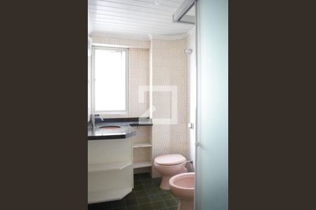 Banheiro de apartamento para alugar com 1 quarto, 52m² em Centro, Curitiba