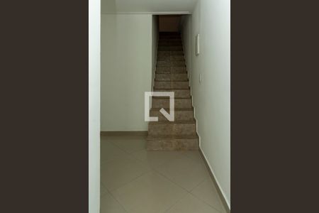 Escada do 2º andar de casa de condomínio para alugar com 5 quartos, 160m² em Jacarepaguá, Rio de Janeiro