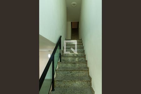 Escada do 2º andar de casa de condomínio para alugar com 5 quartos, 160m² em Jacarepaguá, Rio de Janeiro