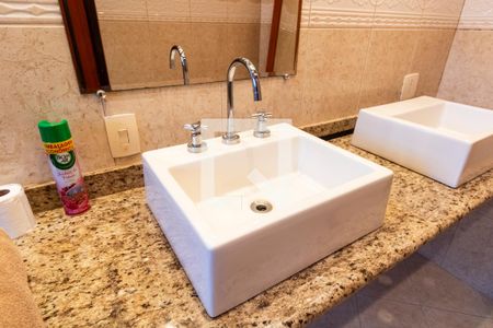 Casa de condomínio para alugar com 200m², 2 quartos e 3 vagasBanheiro do Quarto 2