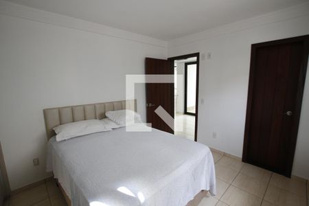 Suíte 1 de casa para alugar com 4 quartos, 400m² em Jardins Madri, Goiânia