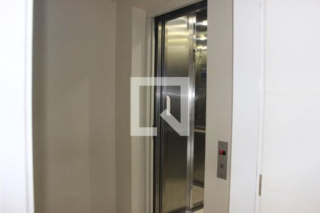 Elevador privativo na sala de apartamento para alugar com 3 quartos, 150m² em Vila Augusta, Guarulhos