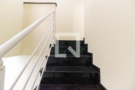 Casa à venda com 100m², 3 quartos e 2 vagasEscada de Acesso