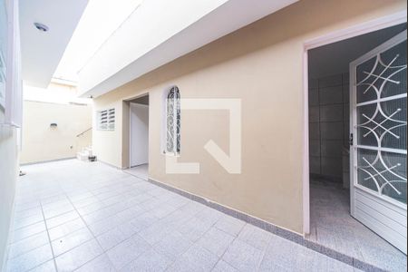 Casa para alugar com 160m², 2 quartos e 6 vagas Casa para alugar com 160m², 2 quartos e 6 vagasQuintal Fundos