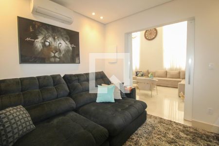 Casa à venda com 340m², 4 quartos e 4 vagas Casa à venda com 340m², 4 quartos e 4 vagasSala de TV