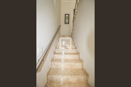 Casa à venda com 340m², 4 quartos e 4 vagas Casa à venda com 340m², 4 quartos e 4 vagasEscada