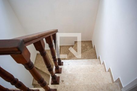 Casa à venda com 200m², 3 quartos e 2 vagasEscada