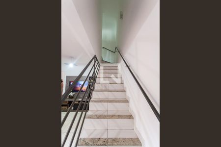 Apartamento à venda com 98m², 2 quartos e 2 vagasEscada