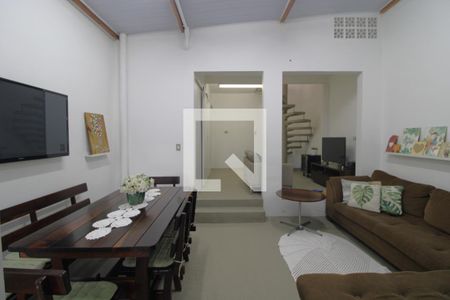 Casa para alugar com 140m², 3 quartos e 2 vagasSala fundos da casa