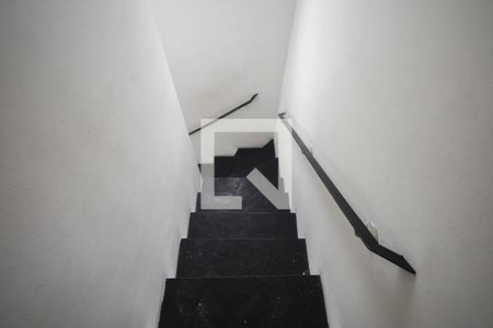Escada de casa de condomínio para alugar com 2 quartos, 60m² em Parque Reboucas, São Paulo