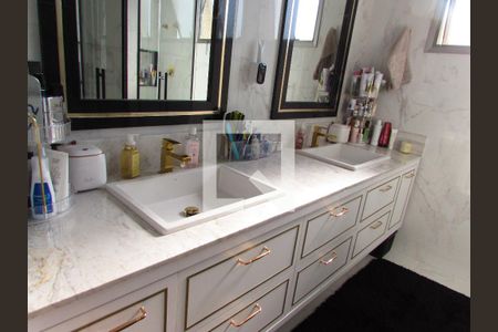 Apartamento à venda com 252m², 4 quartos e 4 vagasBanheiro da Suíte 1