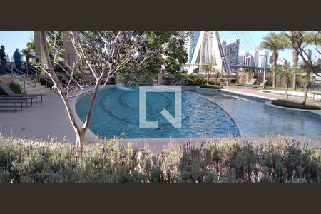 Apartamento à venda com 252m², 4 quartos e 4 vagas Apartamento à venda com 252m², 4 quartos e 4 vagasÁrea comum - Piscina