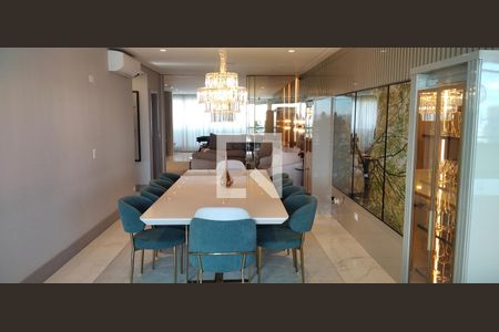 Apartamento à venda com 252m², 4 quartos e 4 vagas Apartamento à venda com 252m², 4 quartos e 4 vagasSala de Jantar