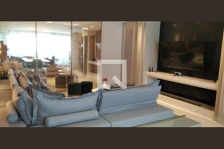 Apartamento à venda com 252m², 4 quartos e 4 vagas Apartamento à venda com 252m², 4 quartos e 4 vagasSala de TV