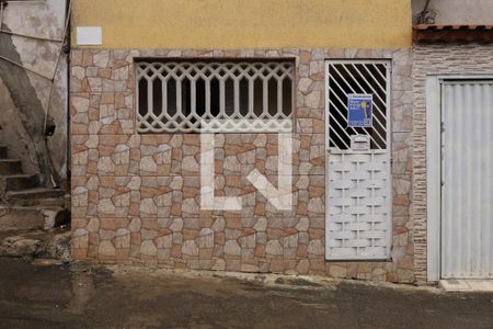 Casa à venda com 27m², 3 quartos e sem vagaFachada do imóvel (Placa instalada no portão)