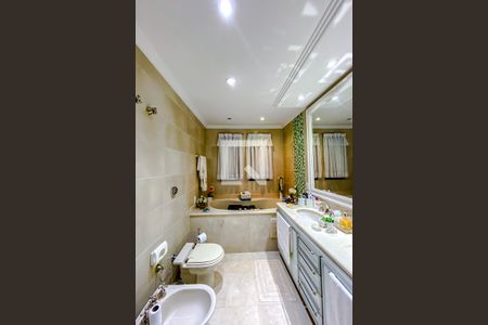 Apartamento à venda com 241m², 4 quartos e 4 vagasBanheiro da Suíte 4