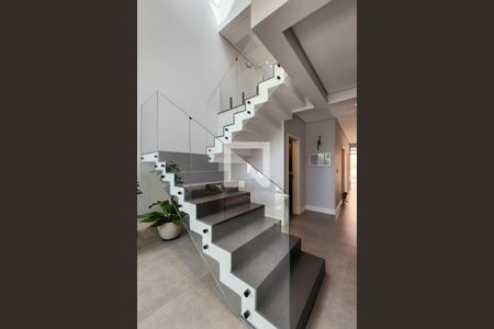 Casa à venda com 370m², 4 quartos e 4 vagasEscada