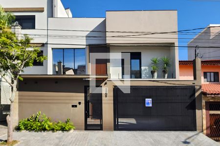 Casa à venda com 370m², 4 quartos e 4 vagasFachada