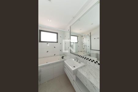 Apartamento à venda com 214m², 3 quartos e 3 vagasBanheiro da Suíte 2