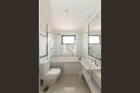 Apartamento à venda com 214m², 3 quartos e 3 vagasBanheiro da Suíte 1