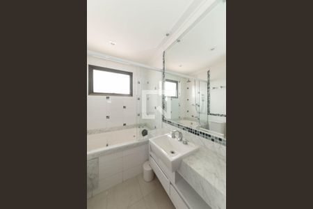 Apartamento à venda com 214m², 3 quartos e 3 vagasBanheiro da Suíte 1