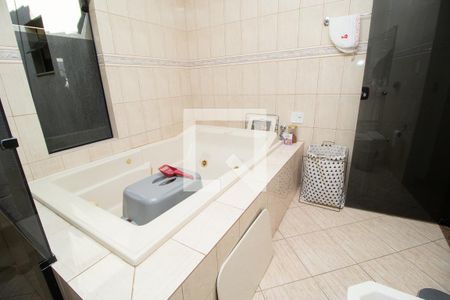 Casa à venda com 351m², 4 quartos e 5 vagasBanheiro da Suíte