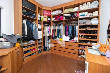 Casa à venda com 351m², 4 quartos e 5 vagasCloset