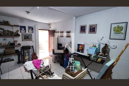 Casa à venda com 326m², 3 quartos e 4 vagas Casa à venda com 326m², 3 quartos e 4 vagasSalão - Fundos