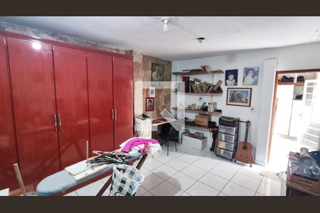 Casa à venda com 326m², 3 quartos e 4 vagas Casa à venda com 326m², 3 quartos e 4 vagasSalão - Fundos