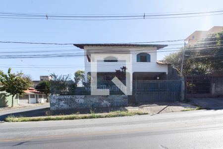 Casa à venda com 250m², 3 quartos e 4 vagas Casa à venda com 250m², 3 quartos e 4 vagasFachada
